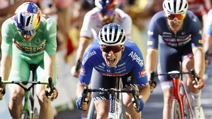 Sagan dojel v 15. etapě na 4. místě. Z vítězství se po spurtu raduje Philipsen