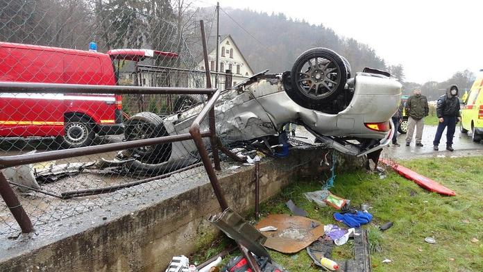 DĚSIVÉ FOTO: Mitsubishi skončilo na střeše na betonové zídce!