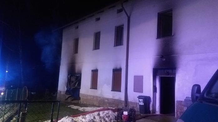 Při požáru domu zemřel člověk. Zasahovalo pět jednotek hasičů