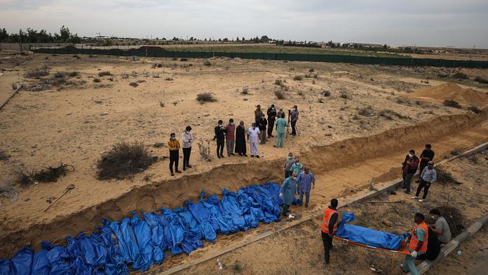 IDF exhumují těla na hřbitově v Gaze, pátrají po ostatcích rukojmích