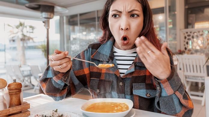 Kateřina vyfotila v jídle mrtvou housenku. Je to konkurenční útok, míní restaurace