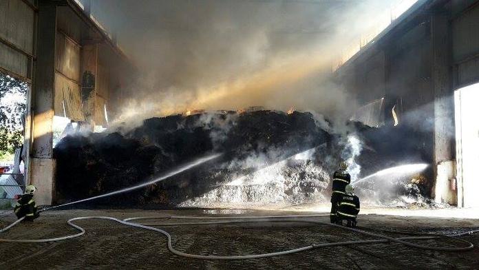 Ve Ctiboři hoří skladiště plné sena, zasahuje 5 hasičských jednotek