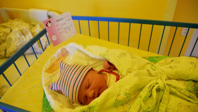 Malá Laura nechala maminku rozbalit dárky. Pak už spěchala na svět