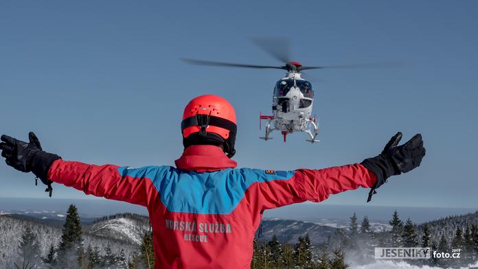 Mladý snowboardista (13) se vážně zranil, musel pro něj letět vrtulník