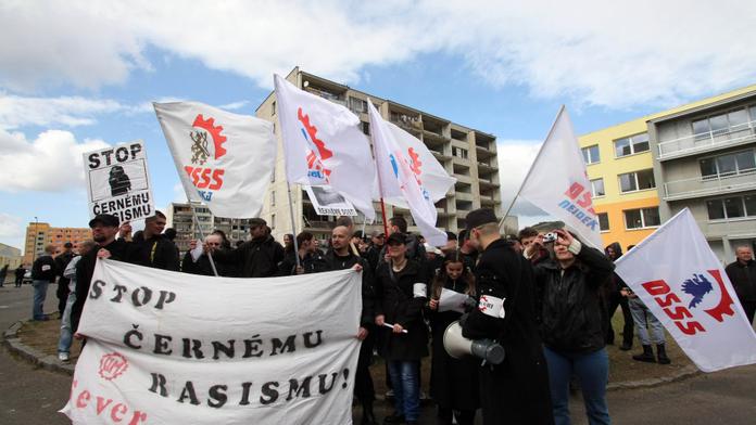 Radikálové pochodovali a řečnili v Chanově. Od Romů je oddělila policie