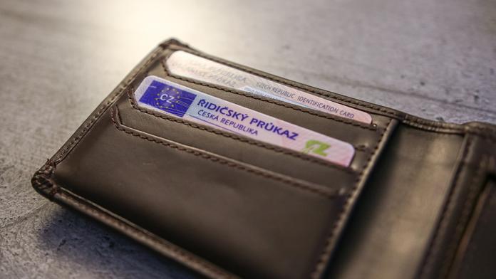 Řidičák už nebudete muset mít u sebe. Přesto si ho musí vyměnit 300 tisíc řidičů