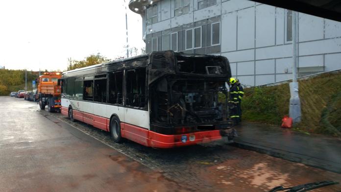 Zadní část autobusu náhle začala hořet! Škody jdou do statisíců