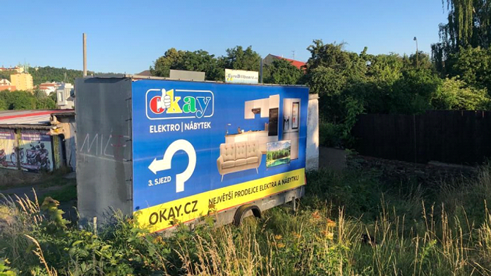 Muž upozornil obchod na ilegální reklamu. Firma ho začala urážet