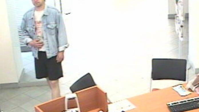 Policie chytila lupiče. Přepadával banky a sázkové kanceláře