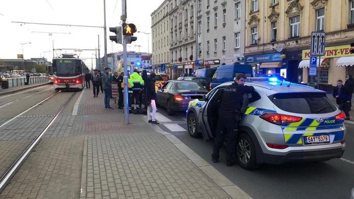 Muž se v Praze kolem sebe oháněl nožem, zranil i policistu!