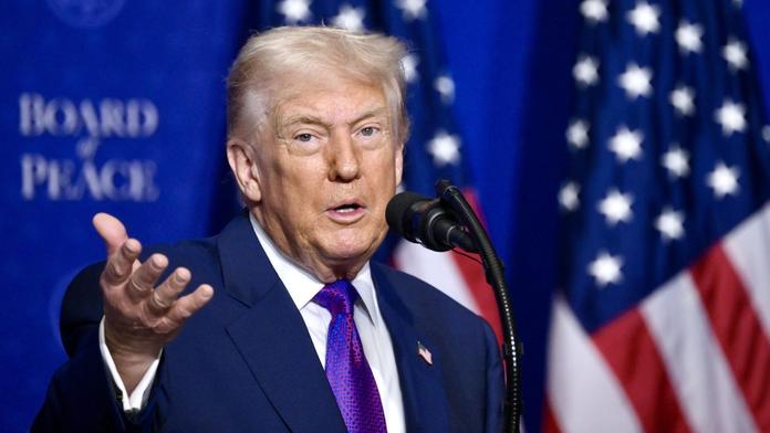 Trumpovi válka s Íránem nestačí. Mluví o převzetí další země