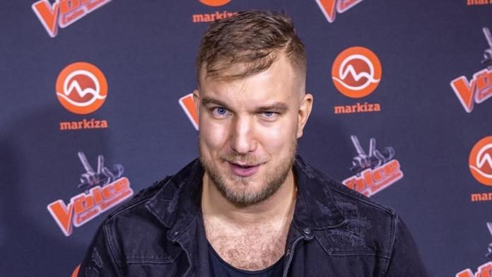 První foto z tajné svatby vítěze SuperStar. Vzal si půvabnou zrzku