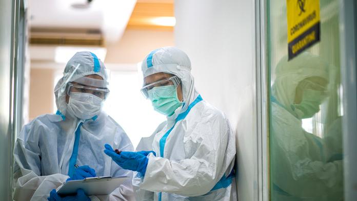 Žena má Covid-19 a chřipku zároveň. Doktoři varují před katastrofou