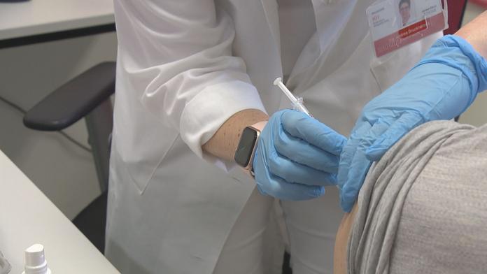 Lidé přišli do nemocnic pro čtvrté dávky. Zjistili, že je zatím nemají