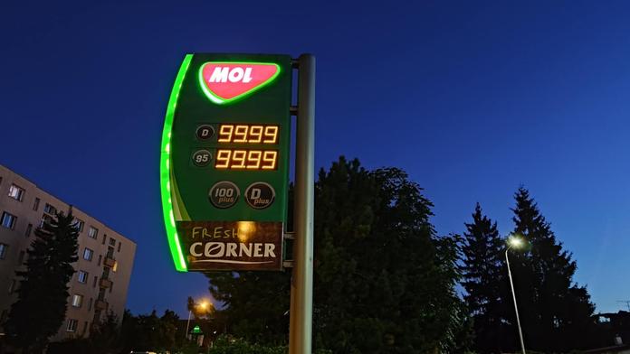 Pumpa v Kolíně nabízela benzín i naftu za stovku. Byla to závada, brání se firma