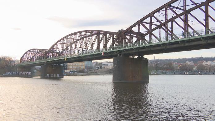 Češi, nebourejte železniční most na pražské Výtoni, vyzvalo UNESCO