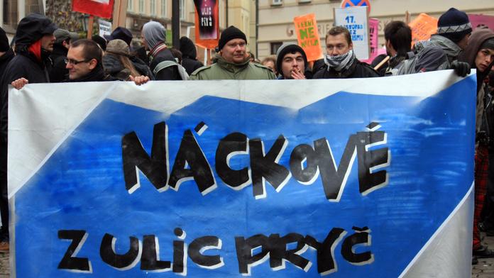Odpůrci rasismu pochodují Prahou. Kolem neonacistů!