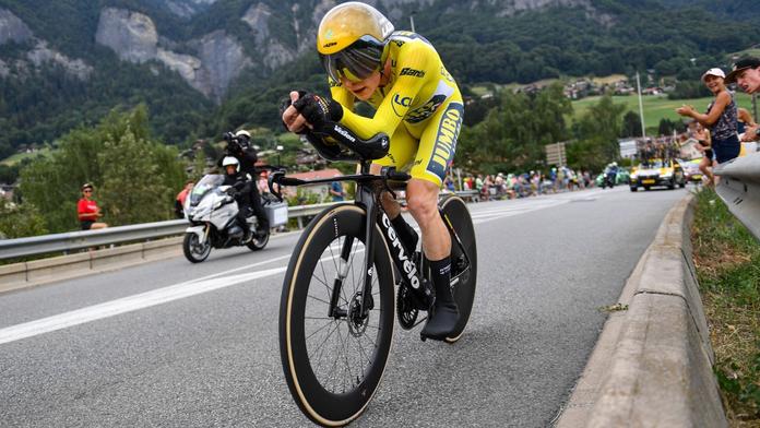 Jonas Vingegaard uhání v 16. etapě Tour de France 2023