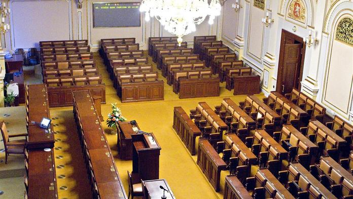Za tohle je platíme! Poslanců přišlo málo, tak si dali pauzu
