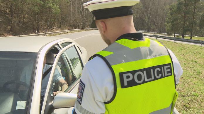 Mají zákaz řízení, přesto znovu opilí sedají za volant. Expert navrhuje doživotní utrum