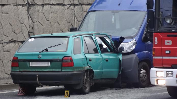 Řidič felicie vjel v Praze do protisměru a čelně narazil do dodávky