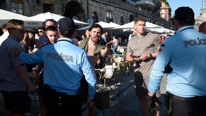 Policie uklidňuje agresivní fanoušky