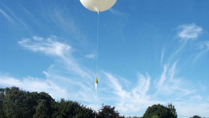 Z nebe padaly tajemné objekty. Meteorologické balony, mlží armáda