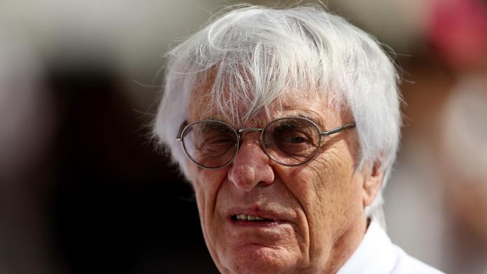 Ecclestone byl zadržen. Funkcionář F1 nesl do letadla zbraň