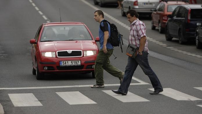 Řidič v Karlových Varech srazil opilého chodce a ujel