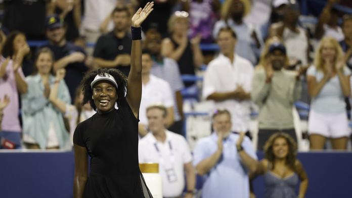 Venus Williamsová se vrátila výhrou i ve dvouhře. Zapsala se do historie