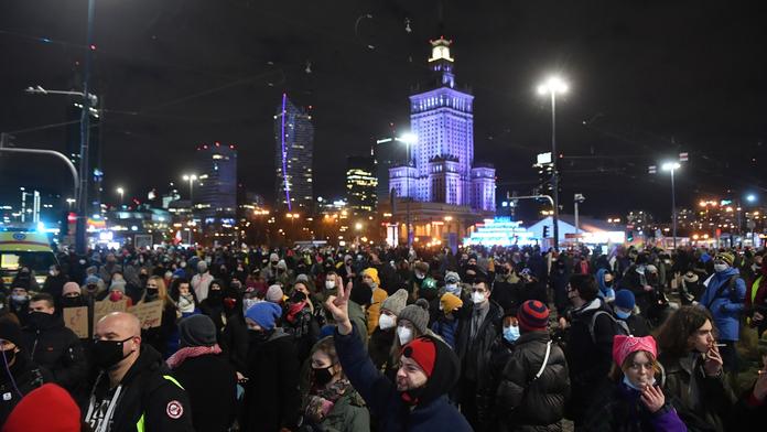 Další protesty v Polsku, lidé vyšli do ulic kvůli zákonům o potratech