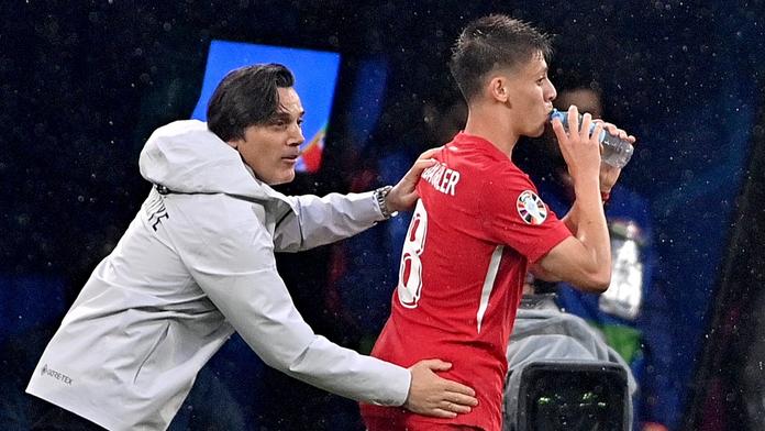 Kouč Turecka Vincenzo Montella (vlevo) a talentovaný Arda Güler