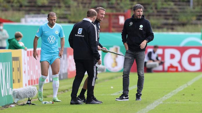 Ostuda Wolfsburgu. V poháru využil šest střídání, teď mu hrozí vyloučení