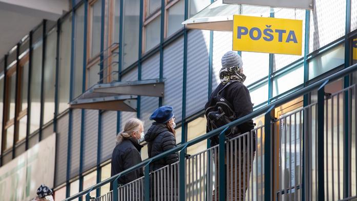 Česká pošta znovu otevře o sobotách, uleví to frontám