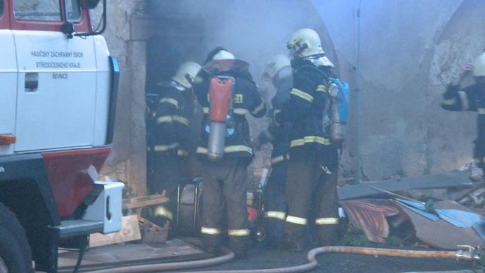 Požár u Prahy zabil člověka, dva evakuovaní skončili v nemocnici