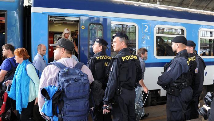 Uprchlíci se v Praze na nádraží poprali s policisty, 10 zatčených