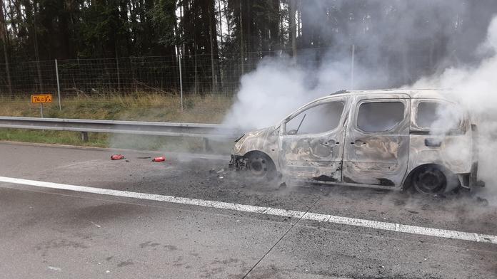 Shořelé auto na D1
