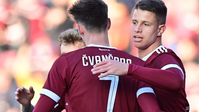 Všichni favorité Fortuna ligy zvítězili. Hložek jubilejní zápas oslavil gólem