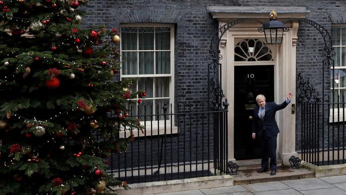 Britský skandál! Na úřadu vlády si udělali vánoční večírek v době lockdownu