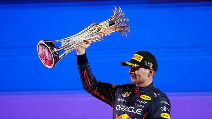 Verstappen má první výhru v sezoně. V těsném souboji porazil Leclerca