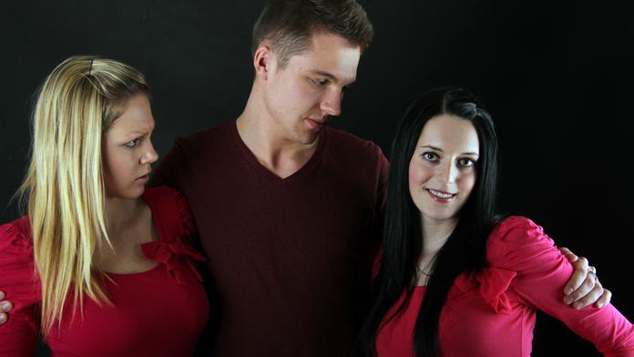 Kotě, to je moje milenka a bude s námi bydlet! Podle vědců je monogamie přežitek!