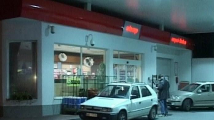 Z benzinky si z pistolí v ruce odnesl čtvrt milionu korun