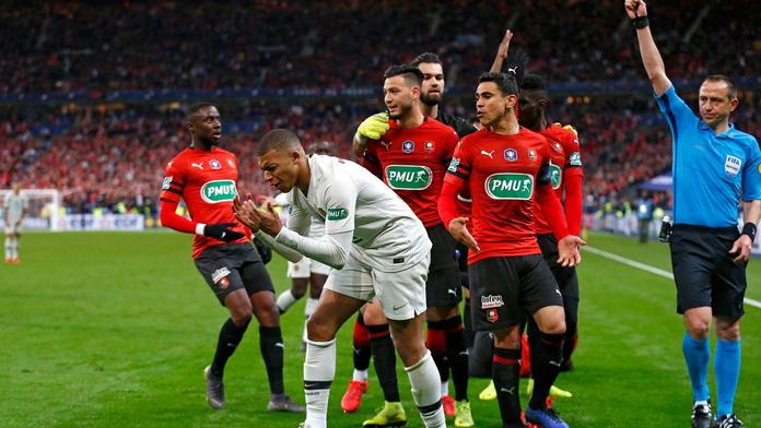 Zákeřný Mbappé: Soupeři prošlápl koleno, dostal červenou! VIDEO