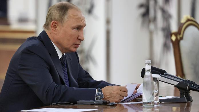 Putina opouští jeho blízcí. "Nehrajte si s lidmi," vzkazují prezidentovi