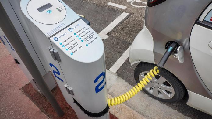 Dobíjení elektromobilů za 10 minut? Vědci mají řešení, které míří do výroby