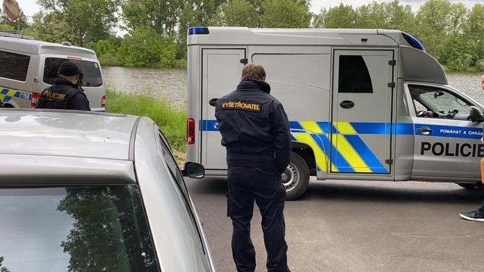 Policie řekla, jak Tadeášek zřejmě zemřel. Do řeky ho měla hodit matka