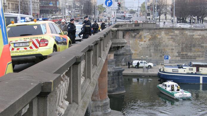 V Ostravě zabránili sebevraždě dvěma ženám. Jednu vytáhli z řeky