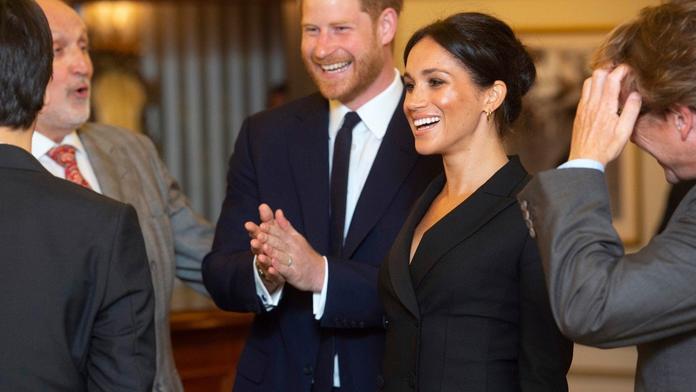 Meghan šokovala Brity i novou rodinu: Oblékla vyzývavé šaty!