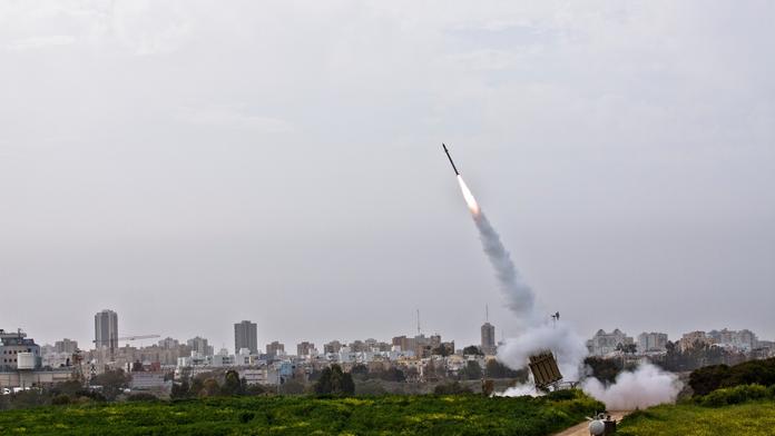 Poblíž izraelského reaktoru dopadla raketa ze Sýrie. Izrael zahájil protiútok