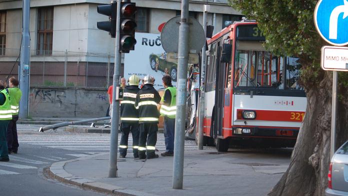 Řidič trolejbusu dupl na brzdy, šest cestujících se zranilo!